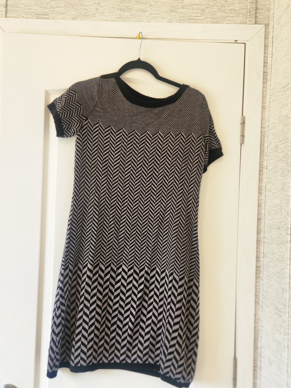 Calvin Klein Black & Cream Chevron Knit Midi Dress S Euc